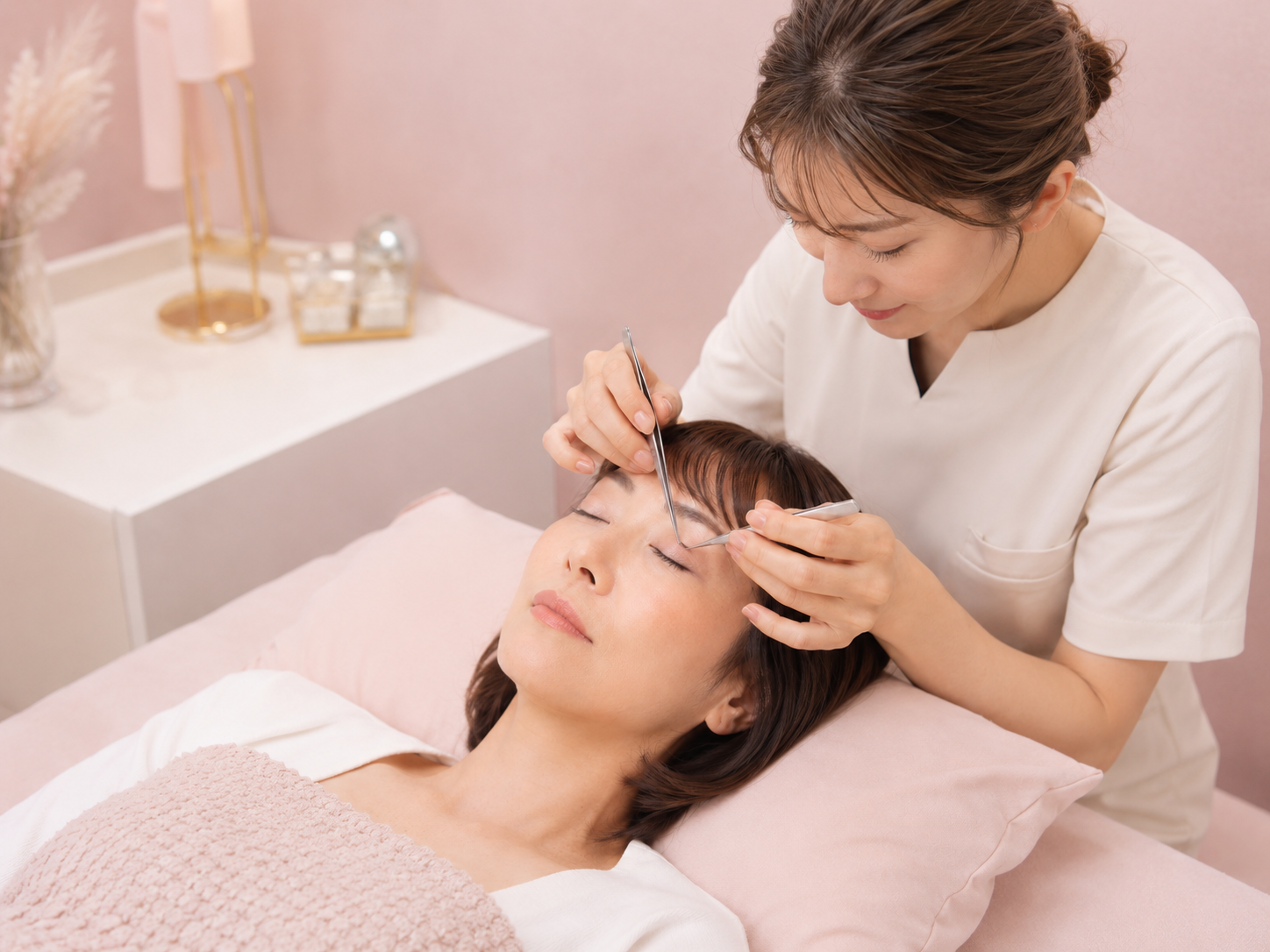 まつ毛の施術を受ける女性